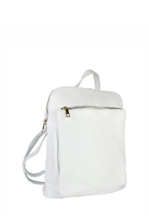 Sac à dos en cuir blanc avec fermeture éclair dorée, poche avant et bretelles réglables sur fond blanc.