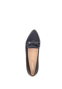 Scarpa piatta nera in pelle con punta affusolata, dettaglio decorativo con fibbia sul davanti e texture liscia. Nome del marchio "Gabor" visibile sulla soletta.