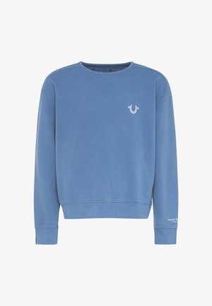 Sweat-shirt bleu col rond à manches longues, petit logo blanc sur la poitrine et inscription « True Religion Los Angeles » sur le poignet gauche.