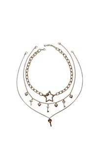 Set ogrlica s više slojeva koja sadrži metalne lance u srebrnoj i zlatnoj nijansi, sa privjescima u obliku ključeva, srca i zvijezde.