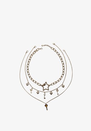 Sada vrstvených náhrdelníků s metalickými řetězy ve stříbrné a zlaté barvě, s přívěsky ve tvaru klíčů, srdcí a hvězdy.