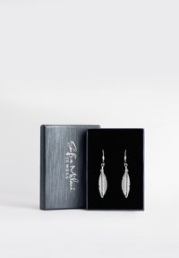 Silverfjäderformade örhängen som visas i en svart sammetsslipad låda med en texturerad grå utsida. Elegant krokdesign för säker användning.