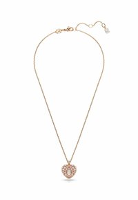 Collana in oro rosa con un pendente a forma di cuore decorato con molteplici pietre scintillanti e un gemma centrale trasparente, su una catena delicata.
