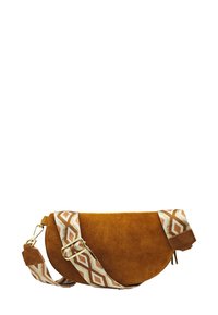 Sac bandoulière en daim marron de forme incurvée avec une sangle en textile à motifs géométriques comprenant des losanges en beige, marron et rouille.