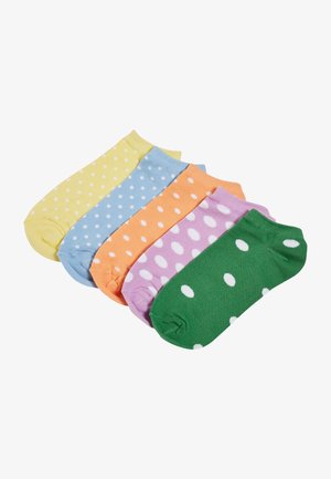 Bunte Baumwollsocken in Gelb, Hellblau, Orange, Lavendel und Grün, jeweils mit weißen Punkten, die eine weiche, glatte Textur aufweisen.