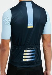 Maillot de cyclisme bleu et marine à manches courtes, avec un logo dans le dos et un motif rayé en jaune et bleu sur l'ourlet.