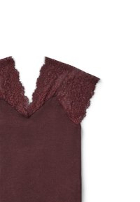 Top bordeaux con scollo a V e ricca finitura in pizzo. Tessuto morbido con silhouette aderente, che mette in risalto i dettagli in pizzo sulle spalle.