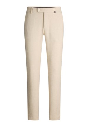 Beżowe dopasowane spodnie męskie z zapięciem na guzik, szlufkami na pasek i małą czarną metką na pasku od spodni.