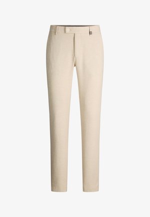 Beżowe dopasowane spodnie męskie z zapięciem na guzik, szlufkami na pasek i małą czarną metką na pasku od spodni.