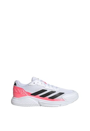 Hvid sportssko med sorte striber og pink accenter, med tekstureret sål og snørelukning, vist fra siden.