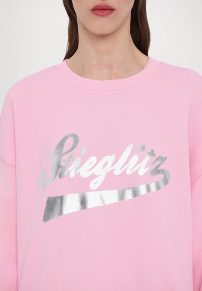 Felpa rosa chiaro con collo rotondo, caratterizzata da un logo argento lucido e un motivo a strisce sulla parte anteriore. Tessuto morbido con una texture liscia.