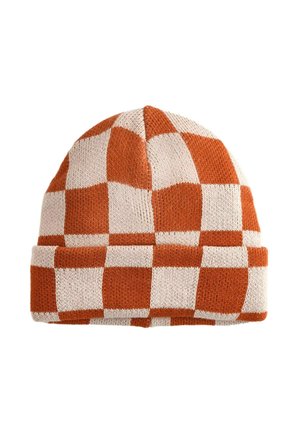 Strikket hue i orange og creme med et ternet mønster, der har en foldet manchet og en blød tekstur.