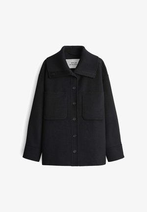 Dunkelnavy Wolljacke mit breitem Kragen, vorderen Knöpfen und zwei großen aufgesetzten Taschen. Der strukturierte Kragen kontrastiert mit dem glatten Stoff.