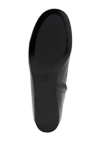 Suela de zapato de cuero negro con una superficie lisa, forma redondeada y textura sutil. Presenta una marca grabada y un diseño flexible.