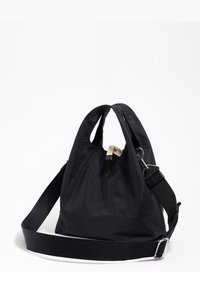 Czarna nylonowa torba na ramię o fakturowanym wykończeniu, zwężanym kształcie, podwójnych uchwytach i odpinanym regulowanym pasku. Charakteryzuje się minimalistycznym stylem.