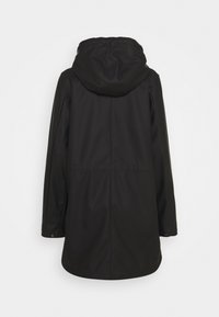 Giacca nera impermeabile con cappuccio, caratterizzata da una texture liscia, maniche lunghe e un dettaglio della vita arricciato sul retro.