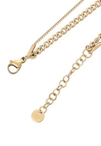 Collana d'oro con maglie intrecciate, dotata di un gancio a chiave e di un piccolo etichetta incisa con "XP". Texture liscia e lucida in tutta la superficie.