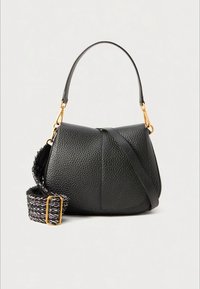 Geantă de mână din piele neagră cu finisaj texturat, având o formă curbată, accesorii aurii și o curea reglabilă cu model.