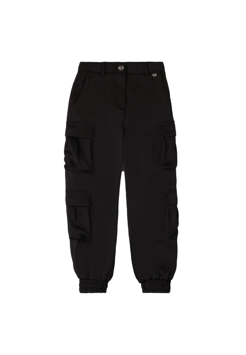 Zwarte cargobroek van zacht stof met elastische boorden, meerdere zijzakken en een knoopsluiting in de taille.