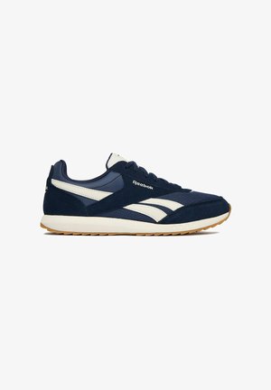 Marineblauer und weißer Reebok Sportschuh mit Schnürung vorne, strukturierter Sohle und klassischen seitlichen Streifen, von der Außenseite betrachtet.