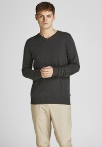 Jack & Jones - JJEEMIL V-NECK NOOS - Jumper - dark grey melange Thumbnail Image 1