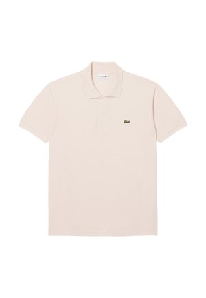 Polo shirt rose clair en coton, avec un col classique, trois boutons et un petit logo vert brodé sur la poitrine gauche.