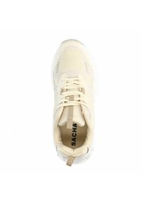 Beige sneaker met een bovenwerk van mesh, vetersysteem en textuuraccenten. Beschikt over een gevoerde zool en branding aan de binnenkant. Lipje aan de hiel voor eenvoudig aan- en uittrekken.