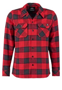 Camisa de franela a cuadros rojos y negros, de manga larga, con dos bolsillos en el pecho, cierre frontal de botones, tejido texturizado con un acabado suave.