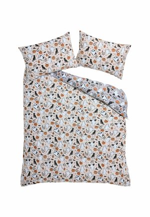 Juego de ropa de cama con fundas de almohada con un diseño de Halloween con fantasmas blancos, gatos negros, calabazas naranjas y hojas de otoño sobre un fondo claro.
