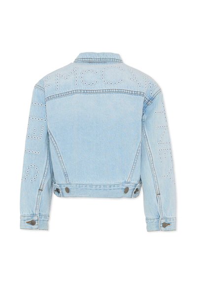 Veste en denim bleu clair avec œillets en métal formant un texte au dos et sur les manches, dotée de poignets boutonnés et de réglages à la taille.
