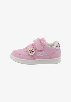 Baskets enfant roses avec semelle blanche, deux bandes velcro, décoration licorne et accents floraux au niveau du talon.