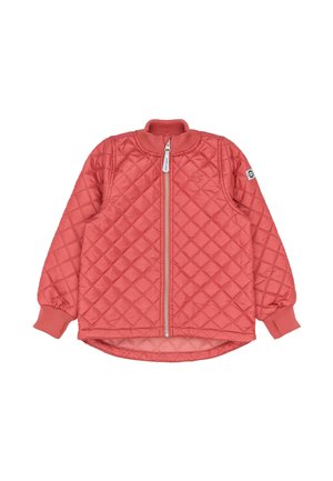 Giacca trapuntata color corallo con maniche lunghe, chiusura frontale con zip e polsini a coste. Presenta un colletto tondo e un logo sulla manica sinistra.