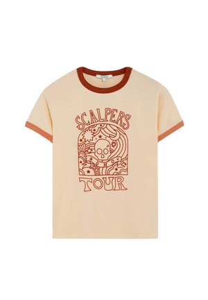 Camiseta beige de manga corta con ribetes color óxido, que presenta un gráfico de calavera y líneas onduladas, junto con el texto "Scalpers Tour" en el mismo color óxido.