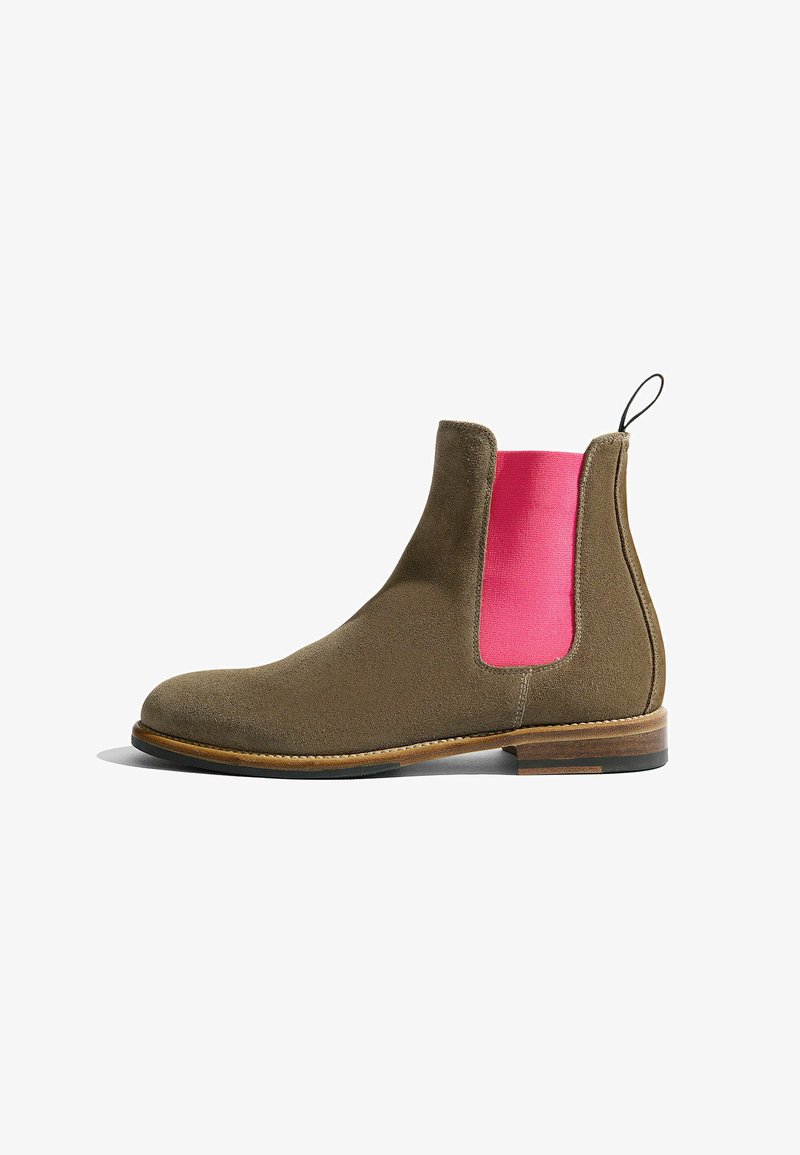 Stiefelette aus Wildleder in Olivgrün mit einem pinken elastischen seitlichen Einsatz. Mit einer runden Fußspitze, Zuglasche und einem Holzsohle mit schwarzem Rand.