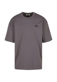 Szary bawełnowy T-shirt z krótkim rękawem, luźny krój i małe czarne logo po lewej stronie klatki piersiowej. Okrągły dekolt, gładka tekstura, podstawowy design.