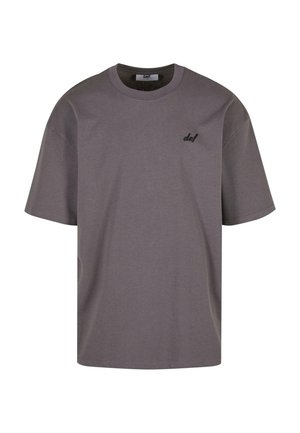 Grå bomulds T-shirt med korte ærmer, afslappet pasform og et lille sort logo på venstre bryst. Rund halsudskæring, glat tekstur, enkel design.