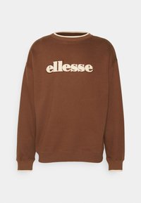 Sudadera marrón hecha de una tela suave, con un cuello de crew color crema y un gran logo "ellesse" en un estilo vintage en la parte frontal.