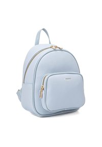 Sac à dos en cuir bleu clair avec une forme arrondie, une surface texturée, des zips dorés et une poche avant avec un logo discret.