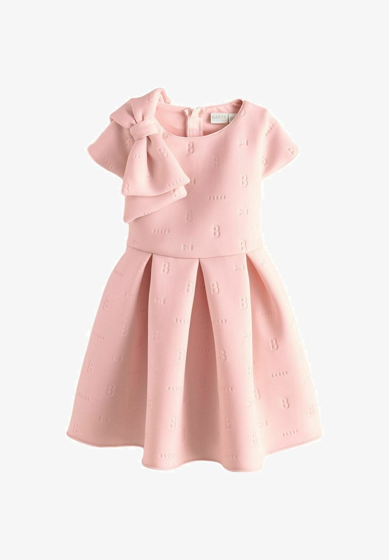 Roze jurk met korte mouwen, met een strikaccent op één schouder. Getextureerde stof met reliëfletters, geplooide rokontwerp.