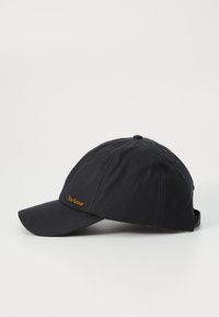Chapéu de basebol preto feito de tecido, com aba curva, design de seis painéis e logotipo dourado bordado "Barbour" na frente.