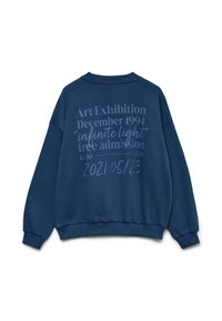 Φούτερ σε ναυτικό μπλε με κείμενο στην πλάτη που αναφέρεται σε έκθεση τέχνης «άπειρο φως», ελεύθερη είσοδος, ημερομηνίες Δεκέμβριος 1994 και 23.05.2021.