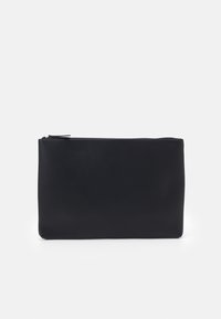 Trousse rectangulaire noire avec fermeture éclair et surface texturée, montrée sur un fond uni gris clair.