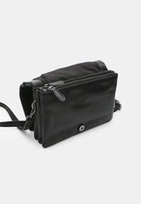 Czarna skórzana i nylonowa torba na ramię z wieloma przegrodami, zamkami błyskawicznymi, klapą i okrąłym detalem na guziku.