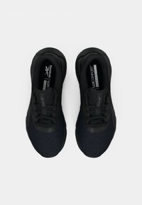 Juodos sportinės avalynės bateliai su tekstūruotu tinklinio viršumi, paminkštinta apykakle ir raištelių uždarymu. Su guminėmis padais ir "Luxcomfort" ženklu.