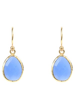 Gouden oorhangers met facetten van druppelvormige blauwe edelstenen, gezet in gouden monturen.