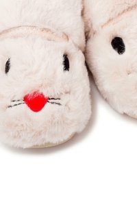 Pantofole di peluche a forma di coniglio in rosa chiaro con una morbida texture in pelliccia, dotate di occhi neri, un naso rosso e baffi ricamati sul davanti.
