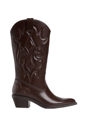 Dunkelbraune Leder-Cowboystiefel mit dekorativer Schnittnaht, spitzer Zehenform, mittelhohem gestapeltem Absatz und Zugschlaufe an der Oberseite.