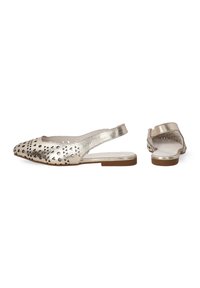 Ballerines en métal doré avec un bout pointu, des motifs géométriques découpés et un design à bride arrière. Semelle plate avec un accent marron clair.