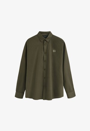Olivegrünes Langarmhemd mit Button-Down-Kragen, aus strukturierter Stoff gefertigt, mit einem Patch-Logo auf der Brust und Knopfverschluss.