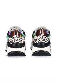 Zapatillas multicolor con estampado de leopardo, detalles reflectantes y una suela de goma negra. Tejido texturizado con un diseño voluminoso.
